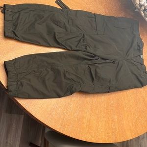 SUPERDRY Parachurte Grip Pants they are like dark green cargos they are drip.